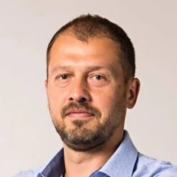 Артурс Пугейс